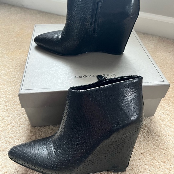 BCBGMAXAZRIA Black Perfed Snake Size 6M - Picture 7 of 10